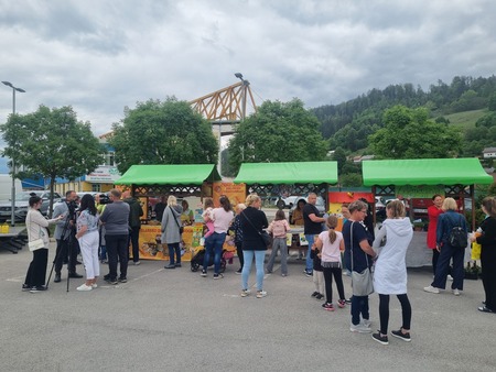 Stojnice in udeleženci